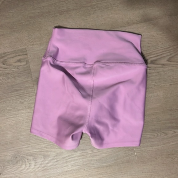 ALO YOGA PINK BIKE SHORTS - Picture 2 of 2